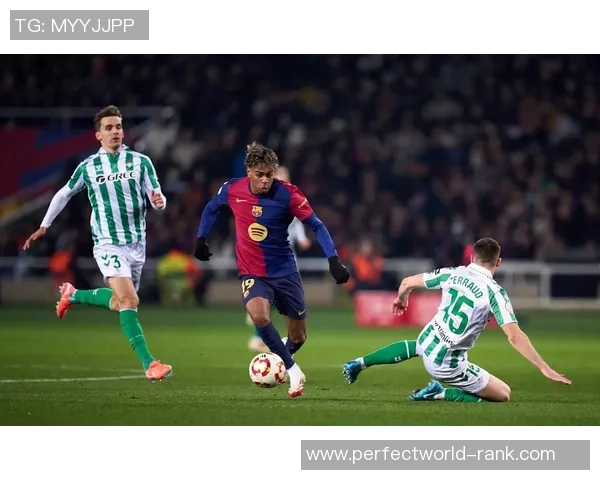 西甲激战：AC米兰与巴萨平局补时进球引发全场狂欢解析