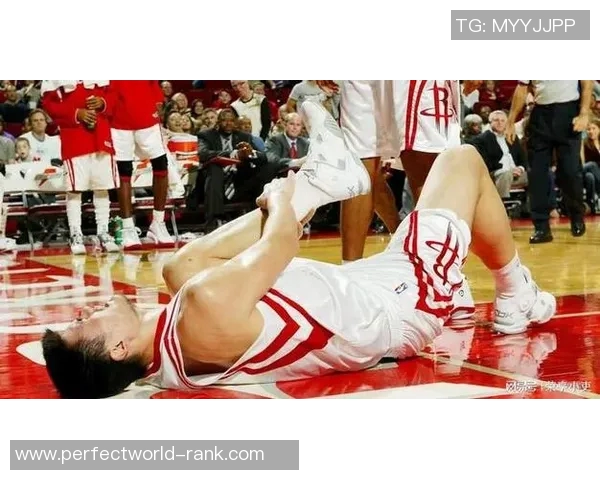 姚明压腿照引发热议网友纷纷点赞称其为篮球界的柔韧之王