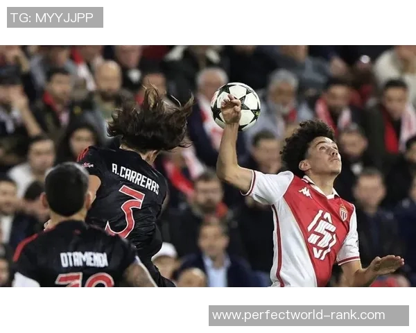 德甲激战：皇马轻取曼联红牌争议引发全场热议与点评