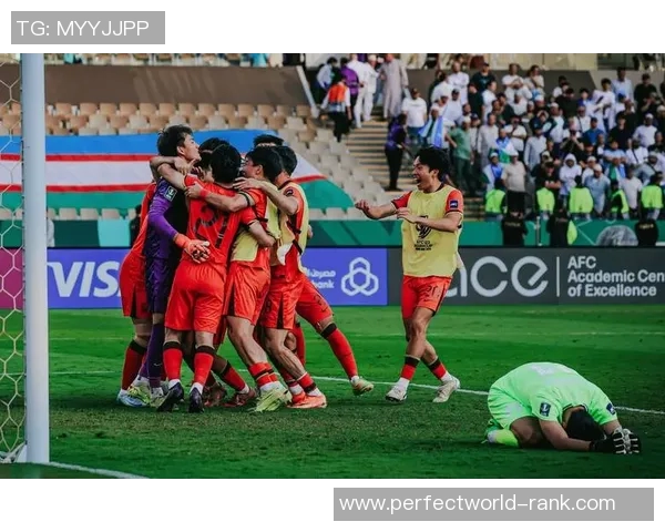 中超激战切尔西与本菲卡握手言和精彩瞬间引发全场热烈反响 中超激战切尔西与本菲卡握手言和精彩瞬间引发全场热烈反响